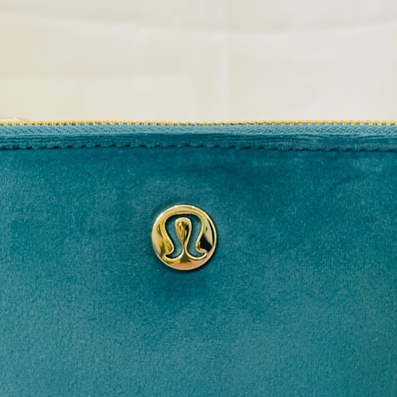 🎉🔥HOST PICK🔥🎉LULULEMON CURVED WRISTLET
VELOUR 🌸TEAL COLOUR - Picture 9 of 9